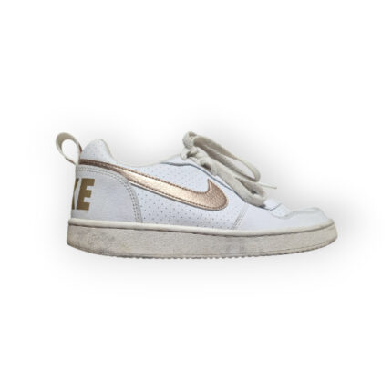 Nike hvítir og gulllitaðir strigaskór s. 36.5